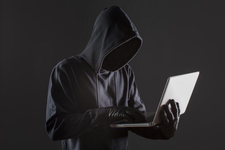Haker – kim jest? Co powinieneś wiedzieć o hakerach?
