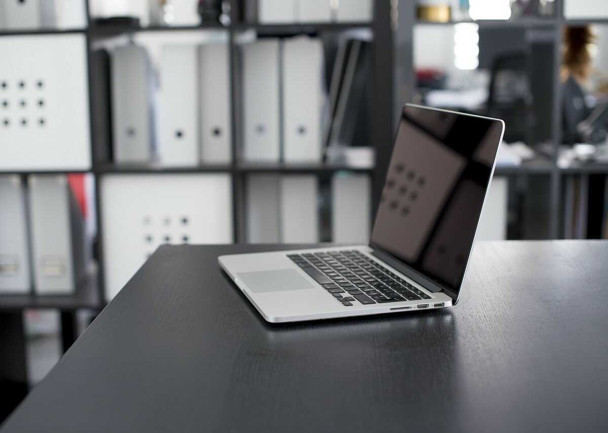 jak naładować laptopa bez ładowarki